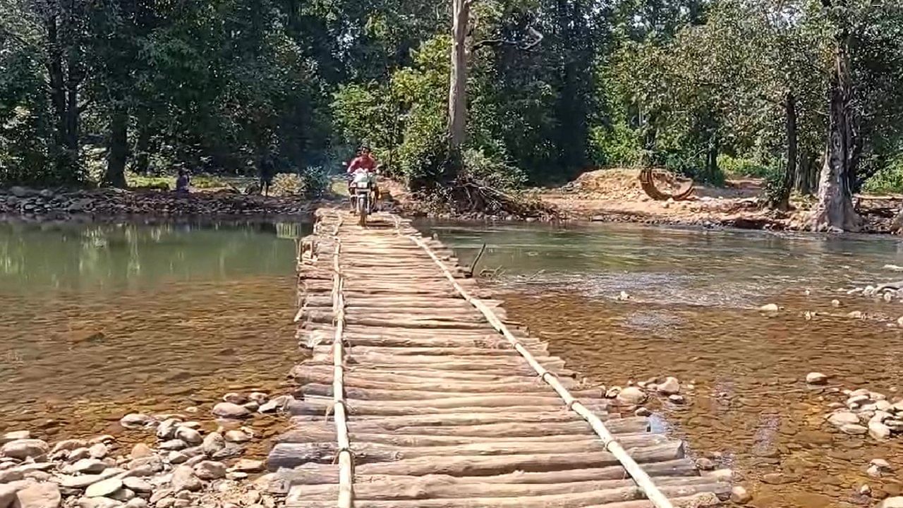 गडचिरोली जिल्ह्यातील भामरागड तालुका अंतर्गत येत असलेल्या लाहेरी परिसरातील नागरिकांना ये-जा करण्यासाठी खूप नाहक त्रास सहन करावा लागतो.