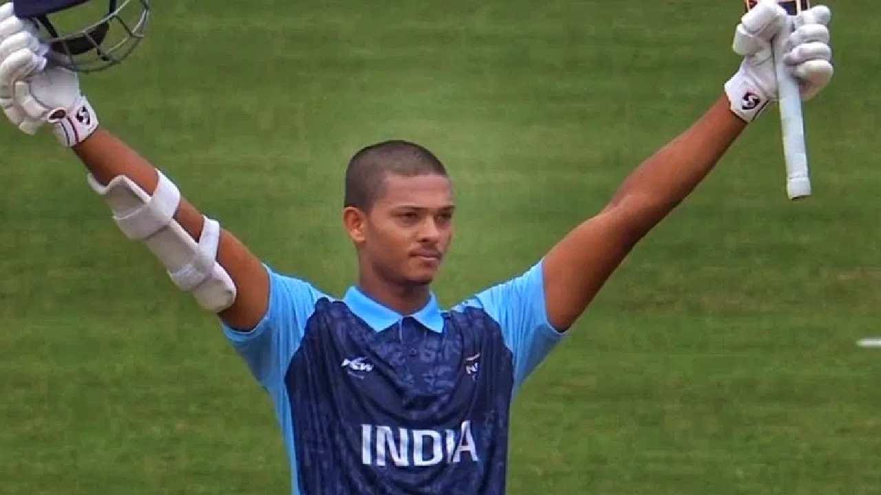 यशस्वी जयस्वाल आणि ऋतुराज गायकवाड ही जोडी सलामीला मैदानात उतरली आहे. यशस्वी जयस्वाल याने आक्रमक खेळी केली आणि 49 चेंडूत 7 उत्तुंग षटकार आणि 8 चौकारांच्या मदतीने 100 धावा केल्या. यासह टी20 क्रिकेटमध्ये शतक झळकावणारा तरुण भारतीय क्रिकेटपटू ठरला आहे. 