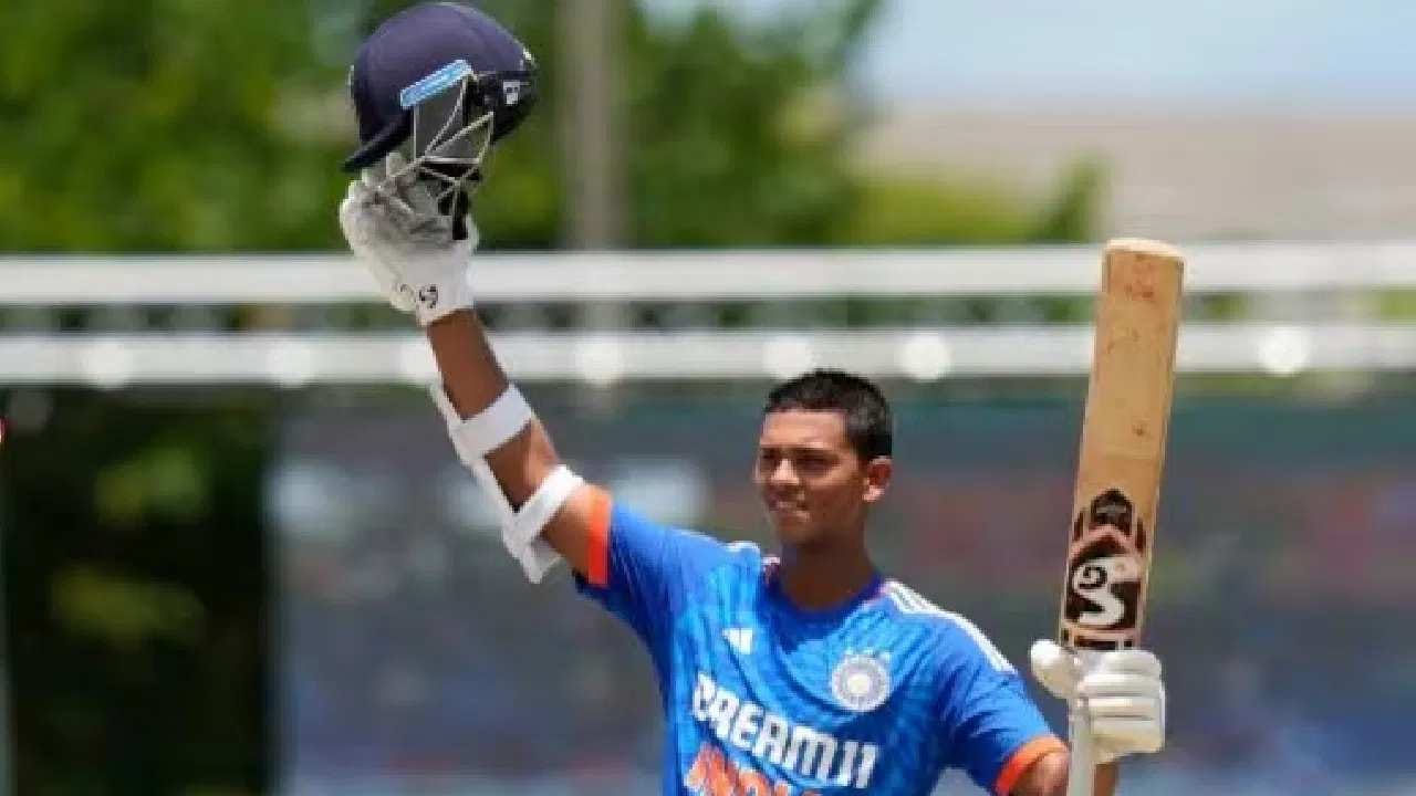 एशियन गेम्समध्ये शतक ठोकणारा पहिला भारतीय खेळाडू ठरला आहे. तसेट टी20 क्रिकेटमध्ये शतक झळकावणारा आठवा भारतीय खेळाडू आहे. 