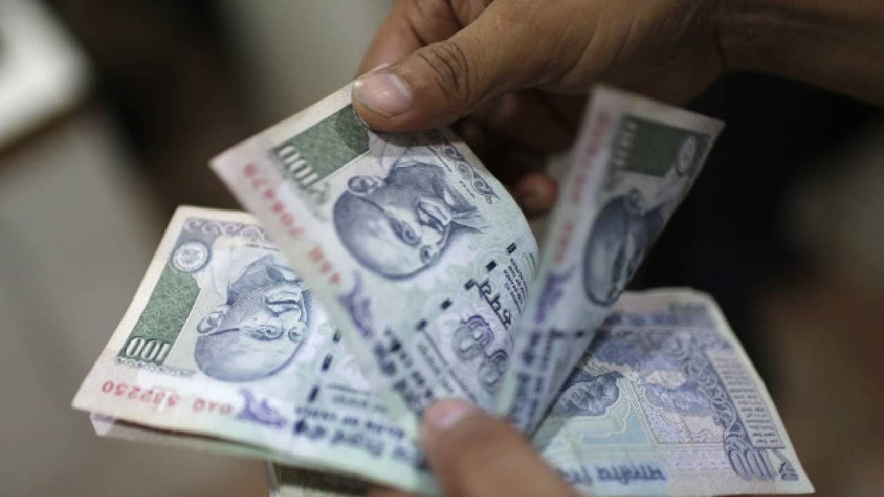 Income : महागाईची चर्चा पडली मागे, इतकी वाढली भारतीयांची इनकम Income : महागाईची चर्चा पडली मागे, इतकी वाढली भारतीयांची इनकम