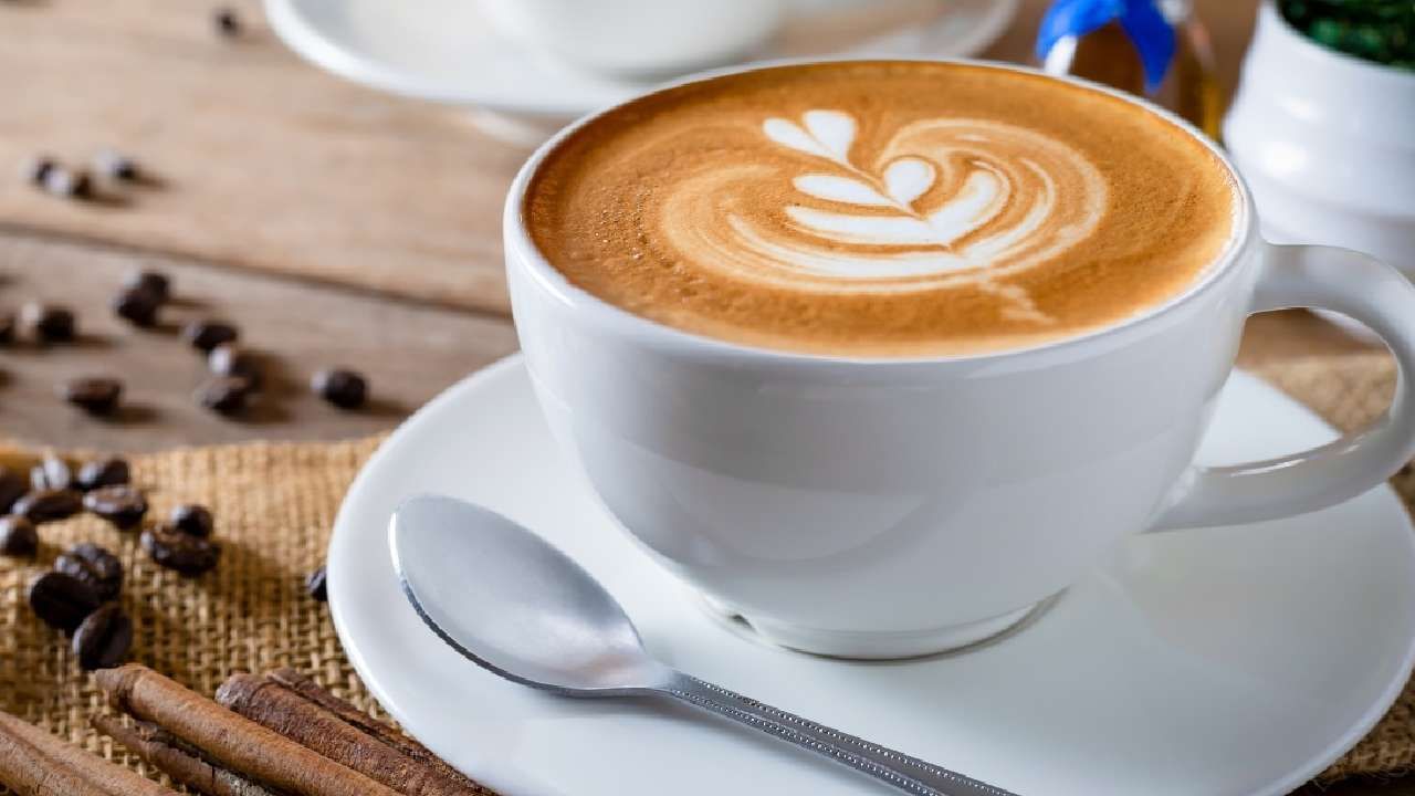 Cappuccino... कोणत्याही कॅफेमध्ये गेलात तर या कॉफीची सर्वाधिक ऑर्डर दिली जात असल्याचं तुमच्या लक्षात येईल. कॉफी घेण्याचा विचार मनात आला की तितक्याच सहजतेने ही कॉफी डोळ्यासमोर उभी राहाते. 
