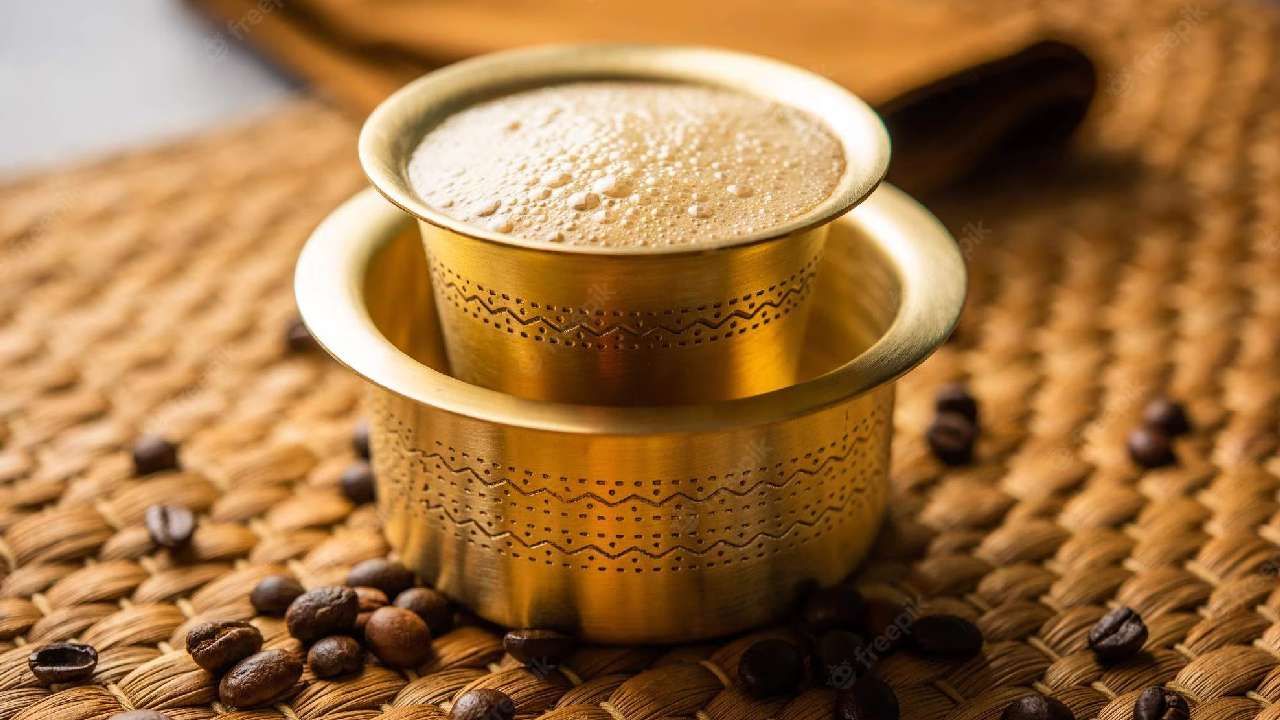 फिल्टर कॉफी... दक्षिण भारतात बनणारी ही कॉफी अनेकांना आपल्या प्रेमात पाडते. फेसाळती फिल्टर कॉफी म्हणजे अनेकांचा वीक पॉईंट. निवांत संध्याकाळी दिवस मावळतीला जाताना स्वत:ला फ्रेश करण्यासाठी ही कॉफी जरूर ट्राय करा