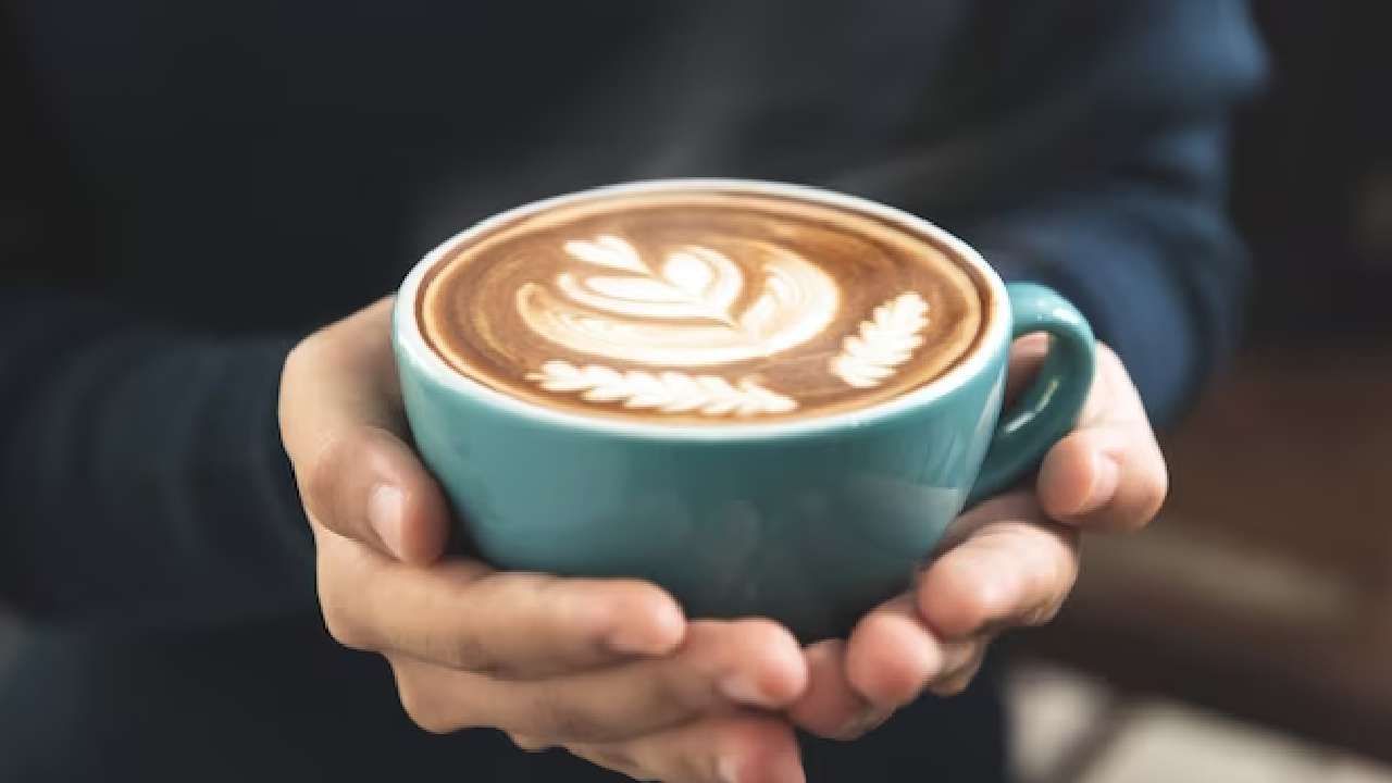 latte coffee... ही कॉफी स्टिम मिल्कमध्ये बनवली जाते. यात वेगवेगळे फ्लेवर्सही तुम्हाला मिळतात. यात व्हॅनिला आणि पम्पकिन स्पाइस हे फ्लेवर्स कॉफी प्रेमींना आवडतात. 