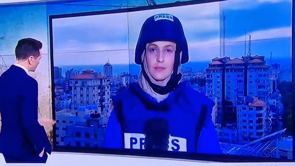 Israel Palestine Crisis | महिला लाईव्ह रिपोर्टींग करत होती अन् तितक्यात.. अंगावर काटा आणणार हृदयद्रावक व्हिडीओ समोर
