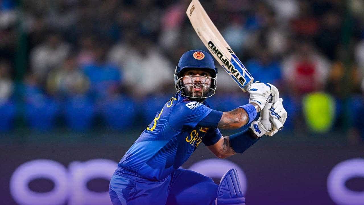 कुसल मेंडिस याने दक्षिण आफ्रिकेविरुद्ध 25 चेंडूत अर्धशतक झळकावलं. तसेच 42 चेंडूत 76 धावा करून बाद झाला. त्याच्या आक्रमक खेळीमुळे क्रीडाप्रेमींना मेजवानी मिळाली.