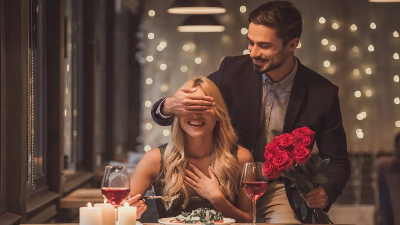 Astrology : अत्यंत रोमँटीक असतात या पाच राशीचे लोकं, जोडीदारावर करतात भरभरून प्रेम Astrology : अत्यंत रोमँटीक असतात या पाच राशीचे लोकं, जोडीदारावर करतात भरभरून प्रेम