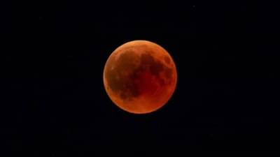 Lunar Eclipse 2023 : वर्षातले शेवटचे चंद्रग्रहण संपले, मुंबईत असा दिसला नजारा