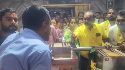 VIDEO : तुळजाभवानी मंदिराच्या गाभाऱ्यात जाण्यापासून रोखलं, महादेव जानकर संतापले; म्हणाले, तुला माहीत नाही...
