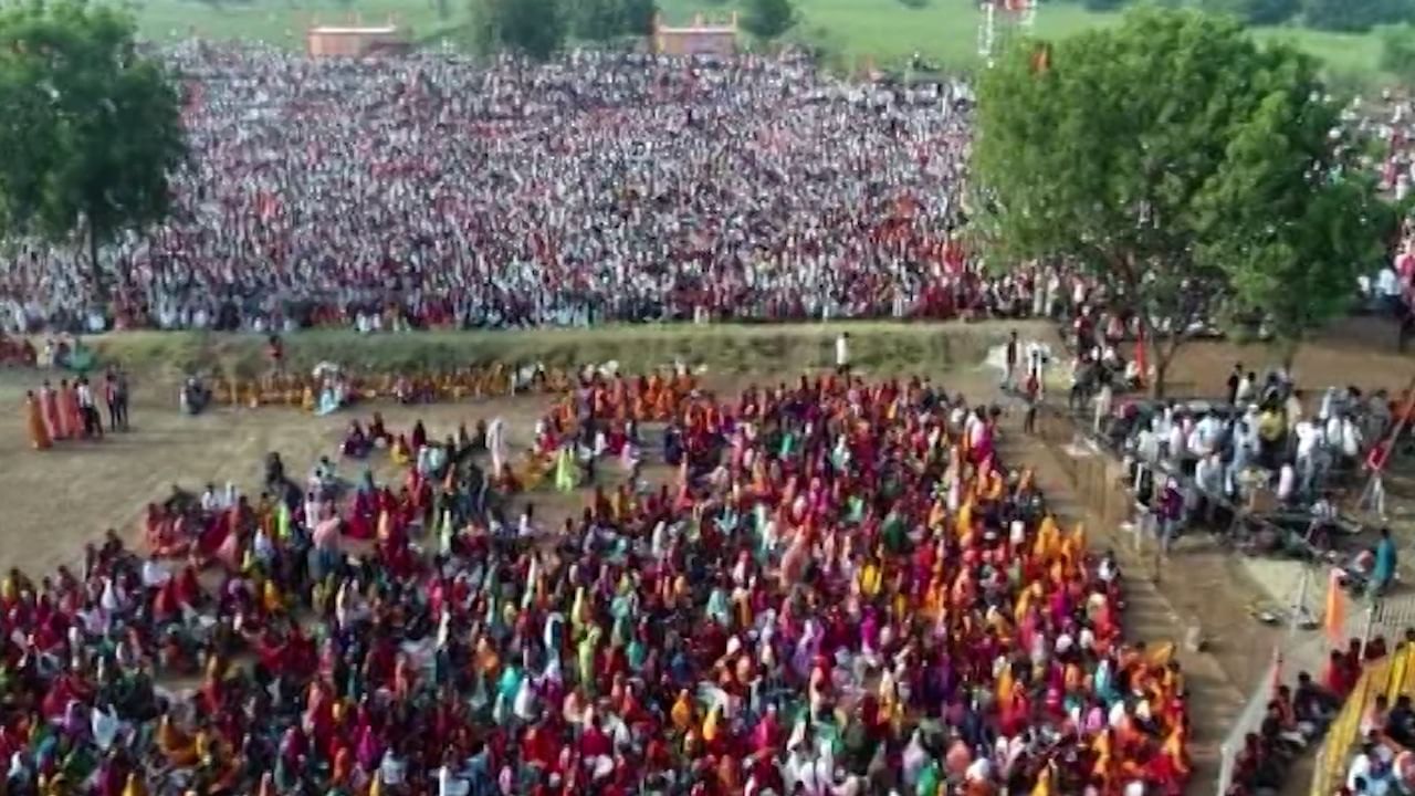 मराठा बांधव मोठ्या संख्येने अंतरवली सराटी गावात दाखल झाले आहेत. नजर जाईल तिथंपर्यंत केवळ लोकच लोक दिसत आहेत. मराठा आरक्षण घेतल्याशिवाय आम्ही मागे हटणार नाही, अशी भूमिका या मराठा बांधवांनी घेतली आहे.