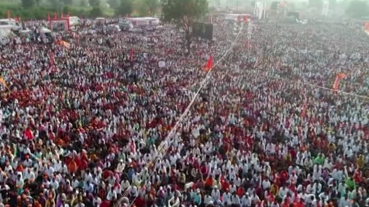 मराठा आरक्षणासाठी मोठा लढा उभा राहिला आहे. मनोज जरांगे पाटील हे आज जालन्यातील अंतरवली सराटी गावात विराट सभा घेणार आहेत. या सभेसाठी लाखोंच्या संख्येने मराठा बांधव दाखल झाले आहेत.