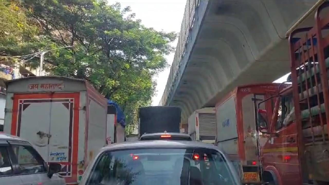 Traffic Jam : अचानक काय घडलं? दादर ते सायन दरम्यान तीन तासांपासून वाहतूक खोळंबा; 4 किलोमीटरपर्यंत...