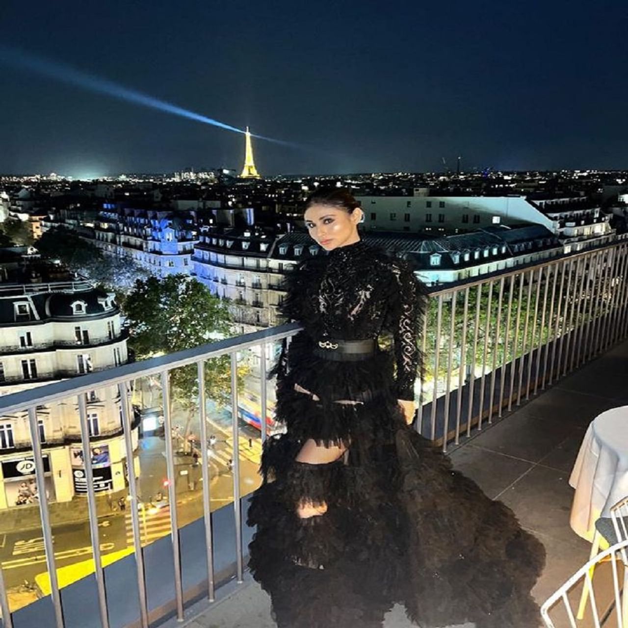 अभिनेत्री मौनी रॉय (Mouni Roy) कायम तिच्या घायाळ अदांमुळे चर्चेत असते. आता देखील अभिनेत्री नवीन फोटोशूटमुळे चर्चेत आली आहे. नव्या फोटोशूटमध्ये अभिनेत्री बॉल्ड आणि ग्लॅमरस दिसत आहे. सध्या सर्वत्र फक्त आणि फक्त मौनी रॉय हिच्या फोटोंची चर्चा रंगली आहे.