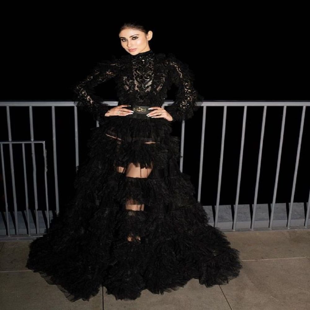 आता देखील अभिनेत्री नवीन फोटोशूटमुळे चर्चेत आली आहे. पण अभिनेत्रीने भारतात नाही तर पॅरिस याठिकाणी काळ्या रंगाच्या ड्रेसमध्ये हॉट फोटोशूट केलं आहे. सध्या सर्वत्र फक्त आणि फक्त अभिनेत्रीच्या फोटोशूटची चर्चा रंगलेली आहे. 