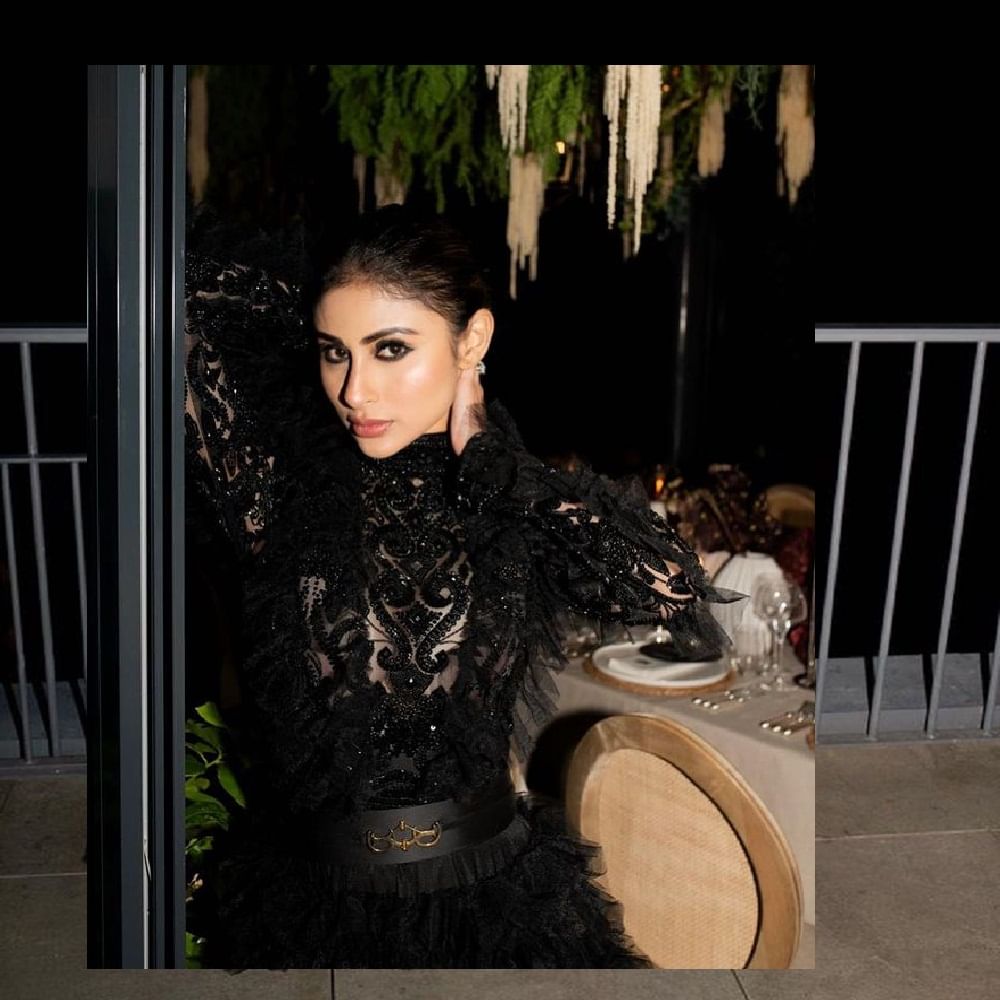 अभिनेत्री मौनी रॉय हिने अनेक मालिका आणि सिनेमांमध्ये मुख्य भूमिका साकारत चाहत्यांच्या मनावर राज्य केलं. मौनी हिच्या चाहत्यांची संख्या देखील फार मोठी आहे. चाहते कायम मौनी हिच्या आगामी प्रोजेक्टच्या चर्चा रंगल्या आहेत. 