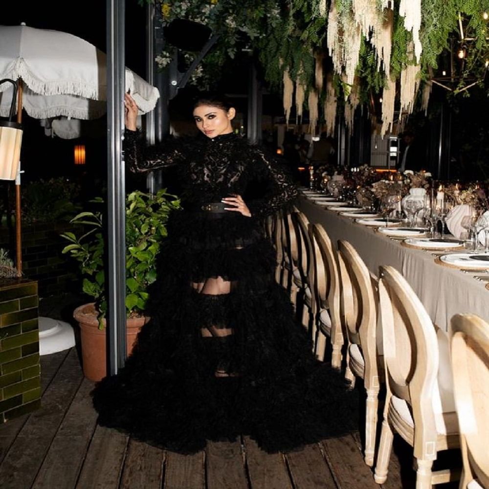 मौनी कायम कोणत्या न कोणत्या कारणामुळे चर्चेत असते. आता अभिनेत्री तिच्या बोल्ड आणि ग्लॅमरस अदांमुळे चर्चेत आली आहे. मौनी हिला फॉलो करणाऱ्यांची संख्या मोठी आहे.