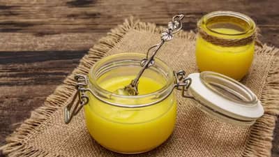 Adulterated Ghee : भेसळयुक्त तूप कसं ओळखावं; या टीप्समुळे फसवणूक टळू शकते