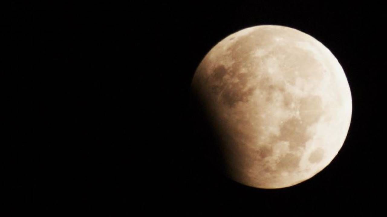 देशभरात दिसलेले हे यावर्षाचे शेवटचे चंद्र ग्रहण होते. आता 25 मार्च 2024 रोजी पुढील चंद्र ग्रहण दिसणार आहे. कोजागिरी पोर्णिमेस चंद्र ग्रहण अनेक वर्षांनी दिसले. यापूर्वी 2005 मध्ये कोजागिरी पोर्णिमेस चंद्र ग्रहण दिसले होते.