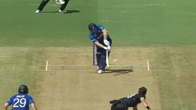 NZ vs ENG : वनडे वर्ल्डकप स्पर्धेची सुरुवात दमदार खेळीसह अशी झाली, जॉनी बेयरस्टोला पायावर चेंडू टाकताच..