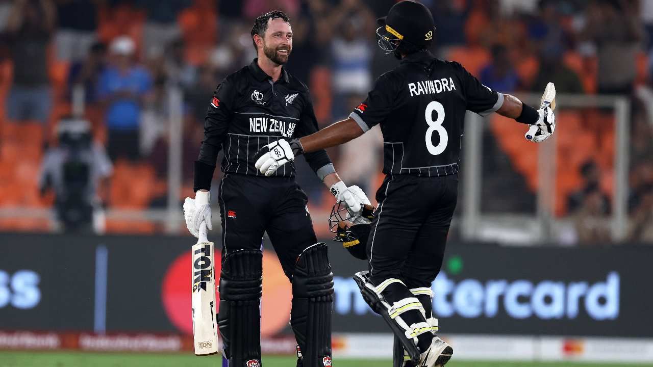 NZ vs ENG : न्यूझीलंडने वर्ल्डकपच्या अंतिम फेरीचा वचपा पहिल्याच सामन्यात काढला, इंग्लंडच्या गोलंदाजांना धु धु धुतलं