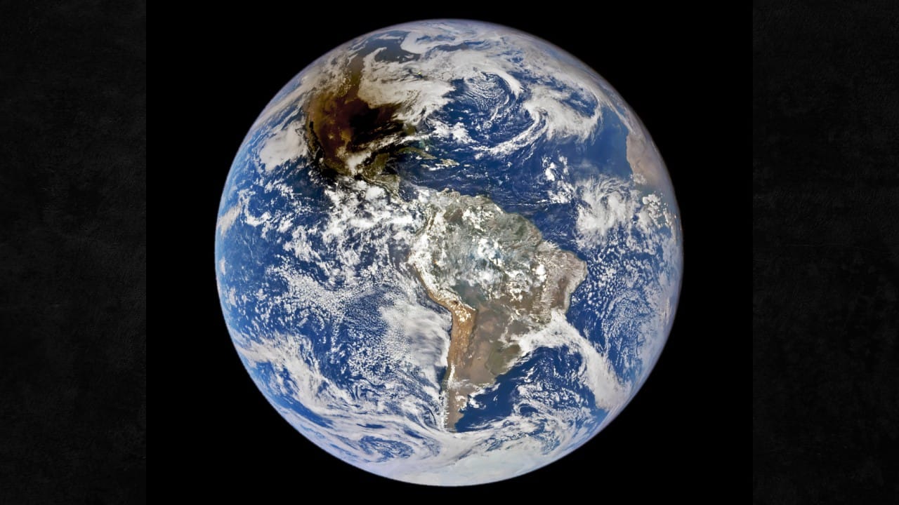 पृथ्वीच्या एका भागात कसा पसरला अंधार, अंतराळ स्थानकातून NASA ने घेतलेल्या या फोटोचे रहस्य काय ? पृथ्वीच्या एका भागात कसा पसरला अंधार, अंतराळ स्थानकातून NASA ने घेतलेल्या या फोटोचे रहस्य काय ?