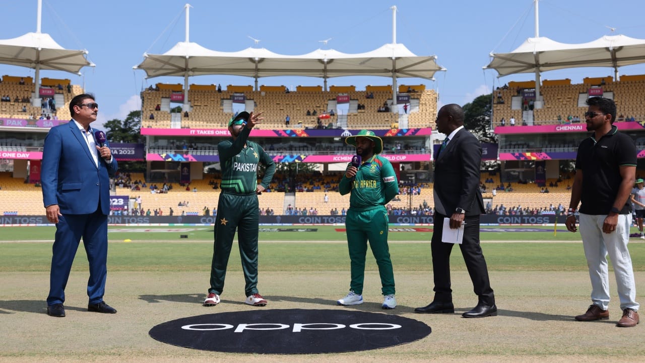 वनडे वर्ल्ड कप 2023 मधील 26 व्या सामन्यात पाकिस्तान विरुद्ध दक्षिण आफ्रिका आमनेसामने आहेत. पाकिस्तानने टॉस जिंकून बॅटिंगचा निर्णय घेतला.