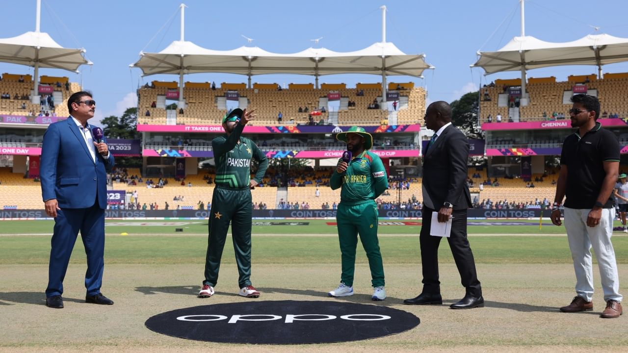 वनडे वर्ल्ड कप 2023 मधील 26 व्या सामन्यात पाकिस्तान विरुद्ध दक्षिण आफ्रिका आमनेसामने आहेत. पाकिस्तानने टॉस जिंकून बॅटिंगचा निर्णय घेतला.