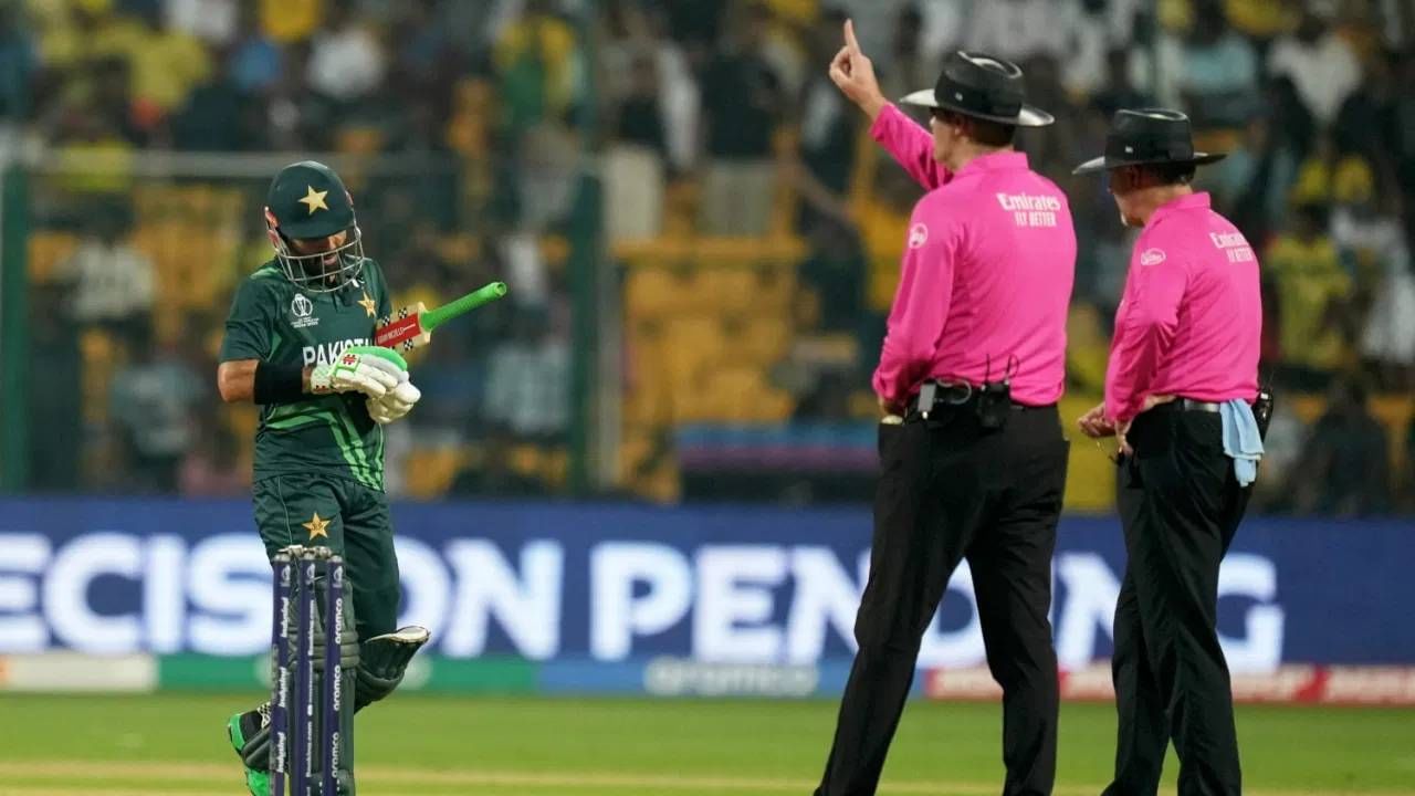 PAK vs AUS : ऑस्ट्रेलिया विरुद्धच्या सामन्यात हवं तसं सगळं होतं, मग का हरला पाकिस्तान? पाहा Video PAK vs AUS : ऑस्ट्रेलिया विरुद्धच्या सामन्यात हवं तसं सगळं होतं, मग का हरला पाकिस्तान? पाहा Video