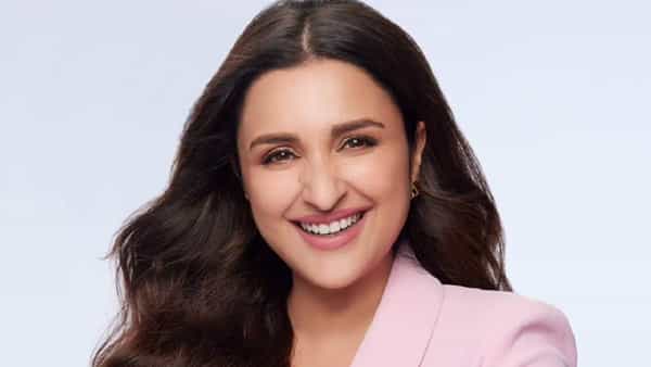 परिणीती चोप्रा ही गेल्या काही दिवसांपासून सतत तिच्या पर्सनल लाईफमुळे जोरदार चर्चेत आहे. परिणीती चोप्रा हिची सोशल मीडियावर जबरदस्त अशी फॅन फाॅलोइंग ही बघायला मिळते.