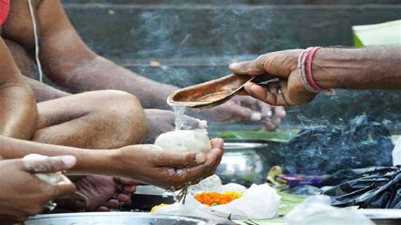 Pitru Paksha 2023 : भारतात या तिर्थ क्षेत्रात पिंडदान केल्यास पितरांना होते मोक्षप्राप्ती, वंशजांना लाभतो सुख समृद्धीचा आशिर्वाद Pitru Paksha 2023 : भारतात या तिर्थ क्षेत्रात पिंडदान केल्यास पितरांना होते मोक्षप्राप्ती, वंशजांना लाभतो सुख समृद्धीचा आशिर्वाद
