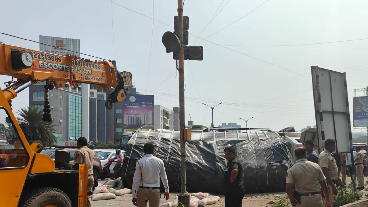 अपघातात जखमी झालेल्या दोघांना जवळच्या रुग्णालयात करण्यात आले आहे. ट्रेनने ट्रक हटवण्याचे काम  पोलिसांकडून सुरू करण्यात आले आहे. या अपघाताची नोंद पोलिसांनी केली असून गुन्हा दाखल करण्याचे काम सुरु केले आहे. 