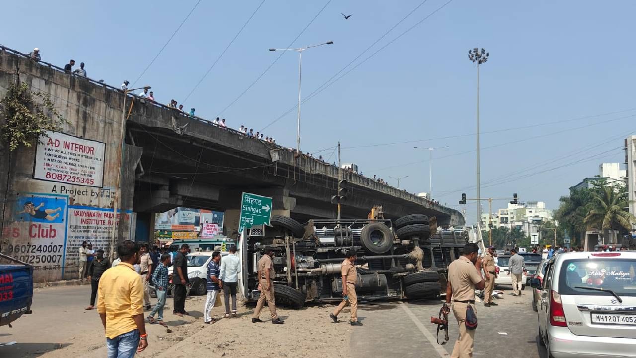 ट्रकने दिलेल्या धडकेच्या अपघातामुळे सुदैवाने कुठलीही जीवित हानी झाली नाही. पण वाहनांचे मात्र मोठे नुकसान झाले. ट्रकचा ब्रेक फेल झाल्यामुळे हा अपघात झाल्याचे सांगितले जात आहे. ब्रेक फेलमुळे ट्रक चालकाच्या नियंत्रणाबाहेर गेला.  