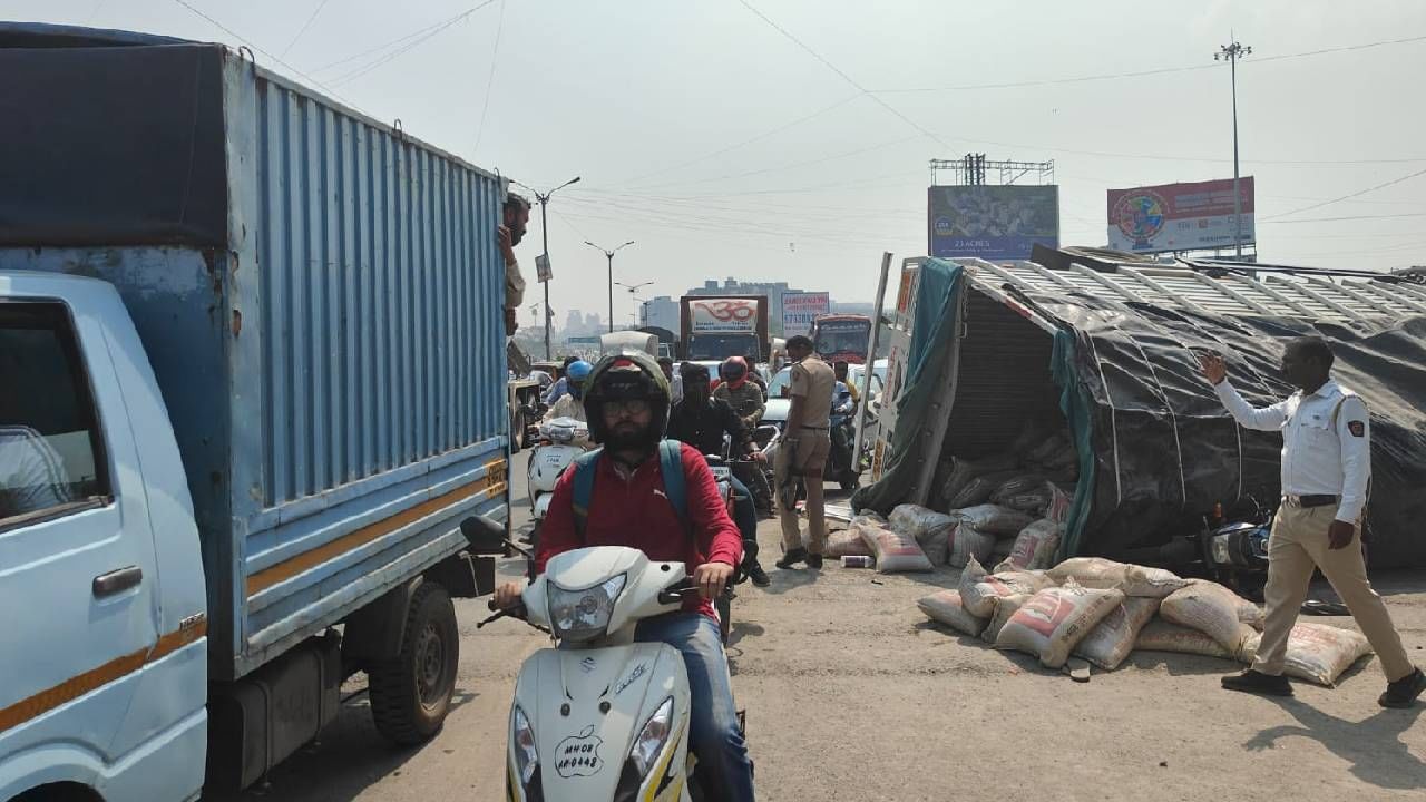 ब्रेक फेल झाल्यामुळे ट्रकने सिग्नलवर उभ्या असलेल्या वाहनांना जोरात धडक दिली. त्यात दोन्ही वाहनांचे प्रचंड नुकसान झाले आहे. या अपघातानंतर नवले ब्रिज परिसरातील वाहतूक ठप्प झाली होती. वाहतूक पोलिसांनी ती सुरळीत केली.