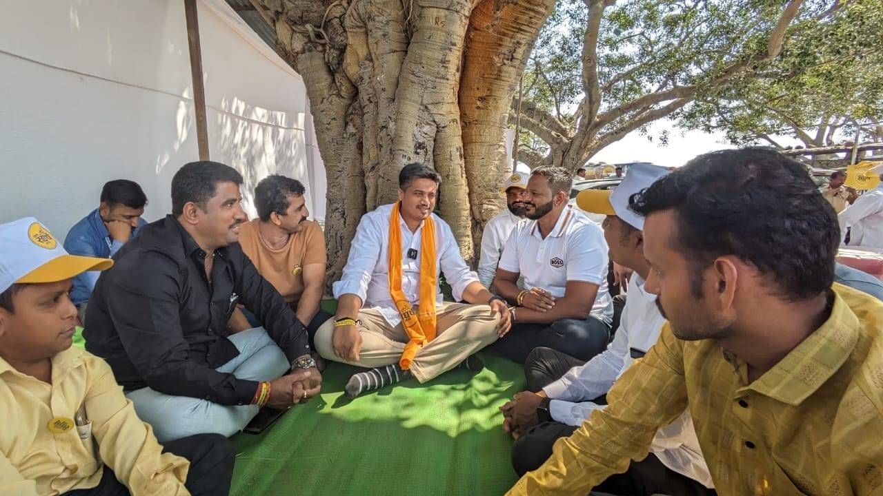 निर्वी गावात युवा संघर्ष यात्रा पोहोचली. तेव्हा रोहित पवार यांनी स्थानिक तरूणांशी संवाद साधला. आयर्न मॅन सतीश पठारे यांच्याशीही रोहित पवार यांनी चर्चा केली. 