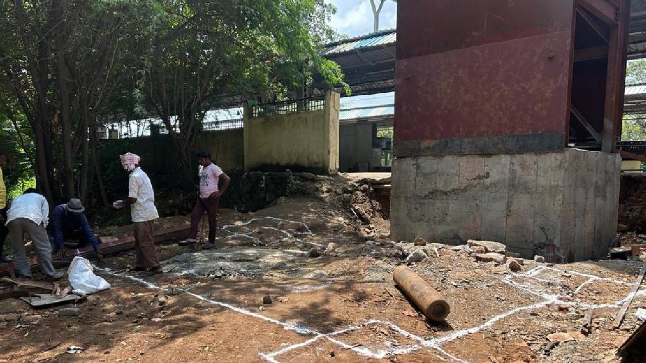 पुणे येथील तळेगाव आणि आकुर्डी रेल्वे स्थानकावर विकास कामे वेगाने सुरु झाली आहेत. त्याचे फोटो मध्य रेल्वेकडून शुक्रवारी जारी करण्यात आले आहे. तसेच हे रेल्वे स्थानक कसे असणार? यासंदर्भातही फोटो जारी केले गेले आहे.