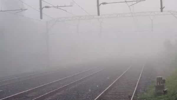 धुके हे ढगासमान असते. त्यात पाण्याचे अथवा बर्फाचे सुक्ष्म बिंदू असतात. हे बिंदू हवेत लटकलेले असतात. त्यामुळे त्याचे एका प्रकारचे ढगच तयार होत असते. यावर उंच सखलतेचा आणि वाऱ्याच्या वेगाचा फार जास्त असर पडतो.