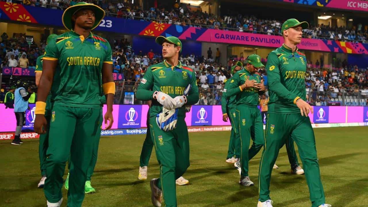 वनडे वर्ल्डकप स्पर्धेत क्विंटन डीकॉक याने तिसरं शतक ठोकलं आहे. दक्षिण अफ्रिकेचा स्पर्धेतील पाचवा सामना आहे. पाच पैकी तीन सामन्यात क्विंटन डीकॉकने शतक ठोकलं आहे. श्रीलंका, ऑस्ट्रेलिया आणि बांगलादेश विरुद्ध शतक ठोकलं आहे.