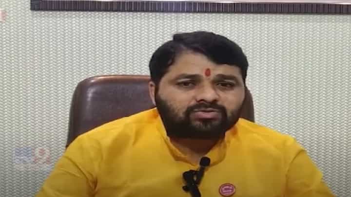 Ravikant Tupkar : ... तर तुम्ही आमच्या दारात पाय ठेवायचा नाही, शेतकरी नेत्याचा सरकारला इशारा काय? Ravikant Tupkar : ... तर तुम्ही आमच्या दारात पाय ठेवायचा नाही, शेतकरी नेत्याचा सरकारला इशारा काय?