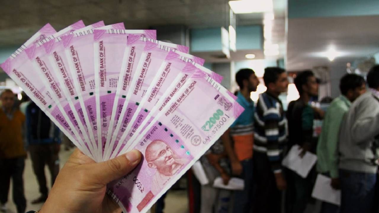 RBI offices : तरुणांपासून ज्येष्ठ नागरिक पुन्हा रांगेत... आरबीआय कार्यालयांबाहेर अचानक गर्दी; प्रत्येकाचं एकच काम