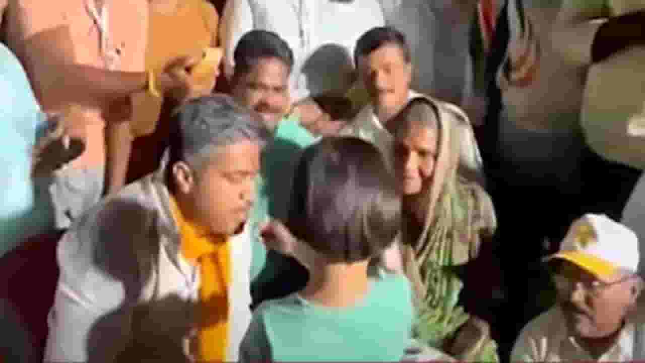 चिमुकलीनं भरवला घास अन् रोहित पवार यांचे अन्नत्याग आंदोलन मागे चिमुकलीनं भरवला घास अन् रोहित पवार यांचे अन्नत्याग आंदोलन मागे