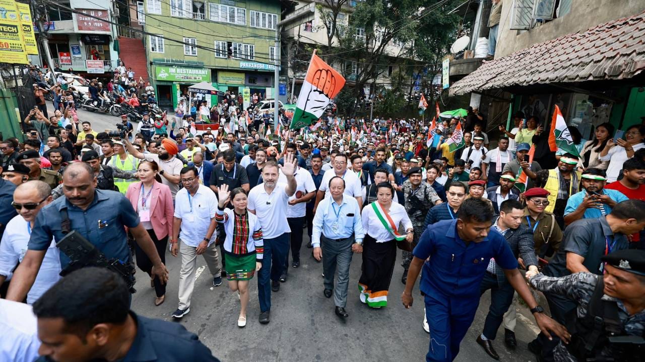 पुन्हा तोच उत्साह... भारत जोडो यात्रेच्या पहिल्या टप्प्यात मी मोहब्बत की दुकान यावर भाष्य केलं. आता मी मिझोरममध्ये आहे. लोकांकडून तसंच प्रेम मिळतंय, असं म्हणत राहुल गांधी यांनी हे फोटो शेअर केलेत.