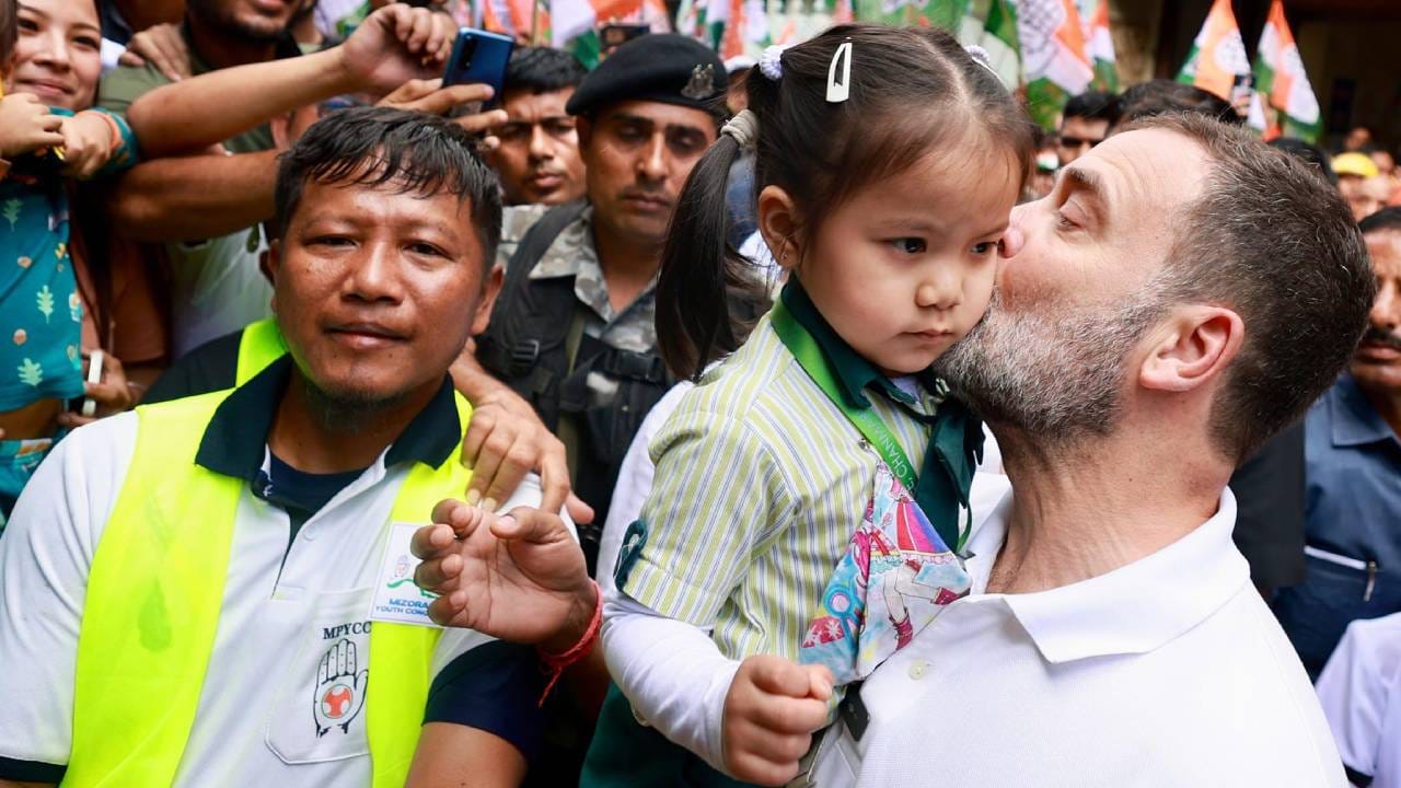 राहुल गांधी मिझोरममध्ये असताना एक चिमुकली त्यांना भेटायला आली. यावेळी राहुल गांधी यांनी तिला प्रेमाने जवळ घेतलं. हा फोटो सध्या सोशल मीडियावर चर्चेत आहे. 