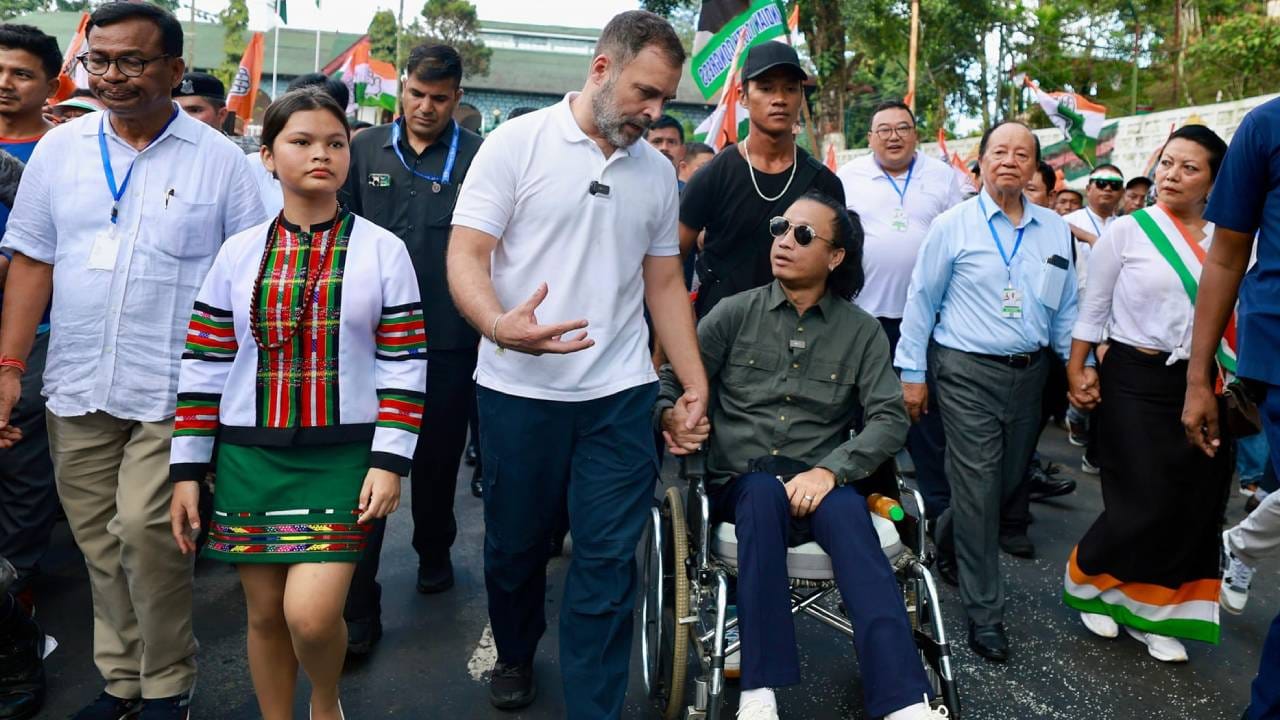 लोकांचं हित जपण्यासाठी काँग्रेस पक्ष कायम पुढे राहील. तसंच स्थानिकांचे प्रश्न सोडवण्यात आमचा हातभार कसा असेल, यासाठीही आम्ही प्रयत्नशील असू. भारताची परंपरा जपण्यासाठी काँग्रेस पक्ष कटिबद्ध आहे, असं म्हणत राहुल गांधी यांनी हे फोटो सोशल मीडियावर शेअर केलेत.