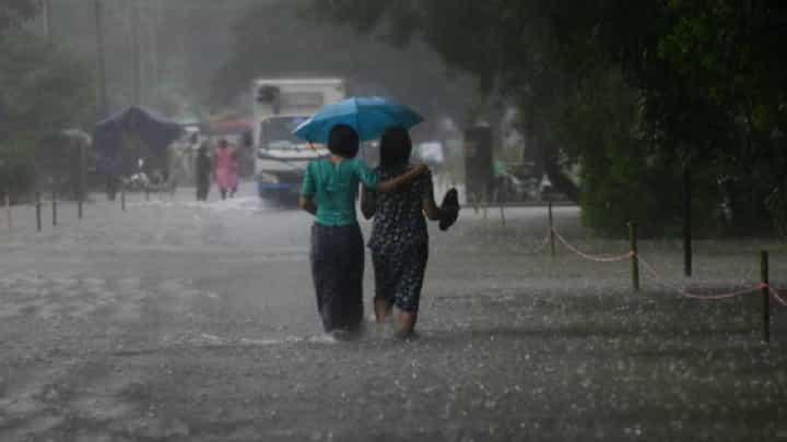 Mumbai Weather : ढासळत्या वातारणामुळे हवामान खात्याकडून मुंबईत येलो अलर्ट, येत्या २४ तासांत 'या' जिल्ह्यात कोसळणार पाऊस Mumbai Weather : ढासळत्या वातारणामुळे हवामान खात्याकडून मुंबईत येलो अलर्ट, येत्या २४ तासांत 'या' जिल्ह्यात कोसळणार पाऊस