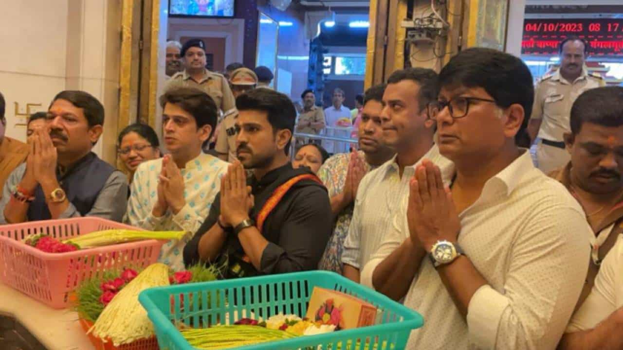 RRR फेम प्रसिद्ध दाक्षिणात्य अभिनेता रामचरण हा अयप्पा यांचा अनुयायी आहे. नुकतीच त्याने मुंबईतल्या श्री सिद्धिविनायक मंदिरात अयप्पा दीक्षा संपन्न केली. रामचरण आणि त्याचे कुटुंबीय अध्यात्मिक असून ते स्वामी अयप्पा यांची पूजाअर्चना करतात.