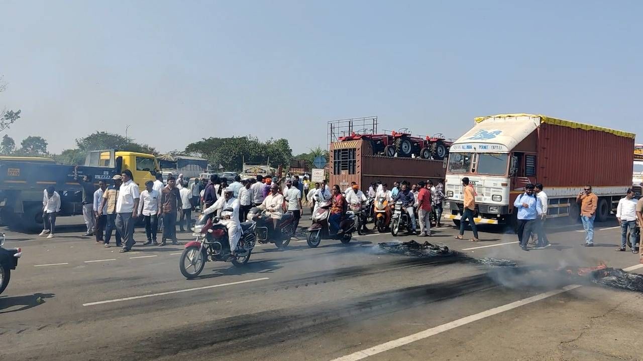 धाराशीव येथे देखील मराठा समाजाने महामार्गावर आंदोलन केले. यामुळे रस्त्यावर वाहनांच्या मोठ्या रांगा या बघायला मिळाल्या. 