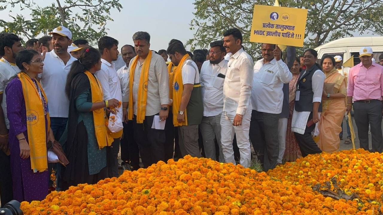 झेंडूच्या फुलांना भाव नसल्याने ही फुलं रस्त्यावर टाकण्यात आली आहेत. याबाबत रोहित पवार यांनी स्थानिकांशी संवाद साधला. 