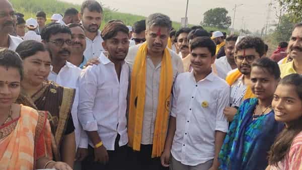 राष्ट्रवादीचे कर्जत जामखेडचे आमदार रोहित पवार हे सध्या युवकांच्या प्रश्नांवर रस्त्यावर उतरले आहेत. युवा संघर्ष यात्रा ते करत आहेत.