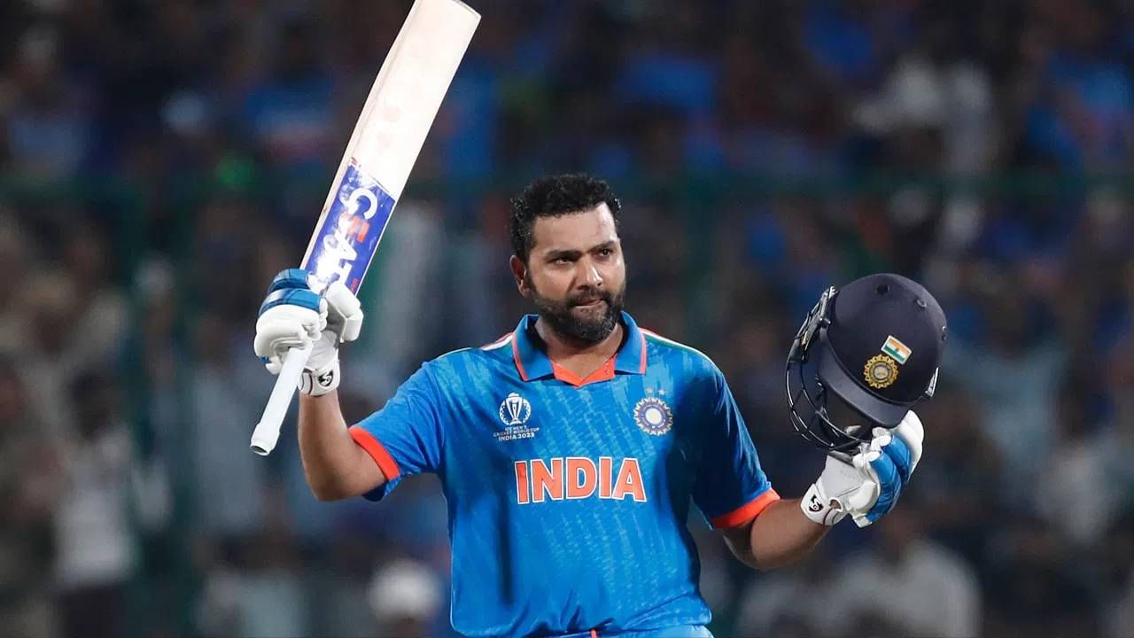 रोहित शर्मा याने तीन षटकार ठोकताच वर्ल्डकपमध्ये सर्वाधिक षटकार मारण्याचा विक्रम नोंदवला आहे. रोहित शर्मा याने आतापर्यंत एकूण 20 षटकार मारले आहेत. डेविड वॉर्नरला मागे टाकलं. 