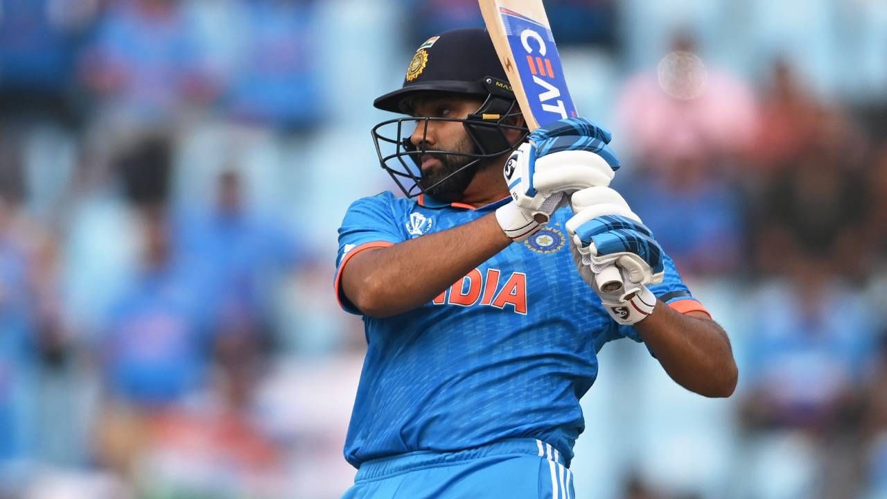 रोहित शर्माने अर्धशतकी खेळी पूर्ण करताच विराट कोहलीच्या विक्रमाशी बरोबरी केली आहे. वर्ल्डकपमध्ये रोहित शर्माने 12व्यांदा 50 हून अधिक धावा केल्या आहेत. विराट कोहली, शाकिब अल हसन आणि कुमार संगकारा यांच्या विक्रमाशी बरोबरी केली आहे. 