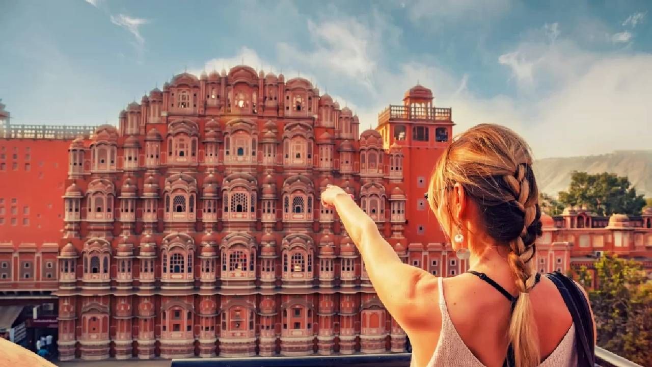 राजस्थान पर्यटनासाठी प्रसिद्ध आहे. भारतासह जगभरातून पर्यटक राजस्थानमध्ये येत असतात. मात्र ही राजस्थान ट्रीप आऊट ऑफ बजेट असेल असं अनेकांना वाटतं.